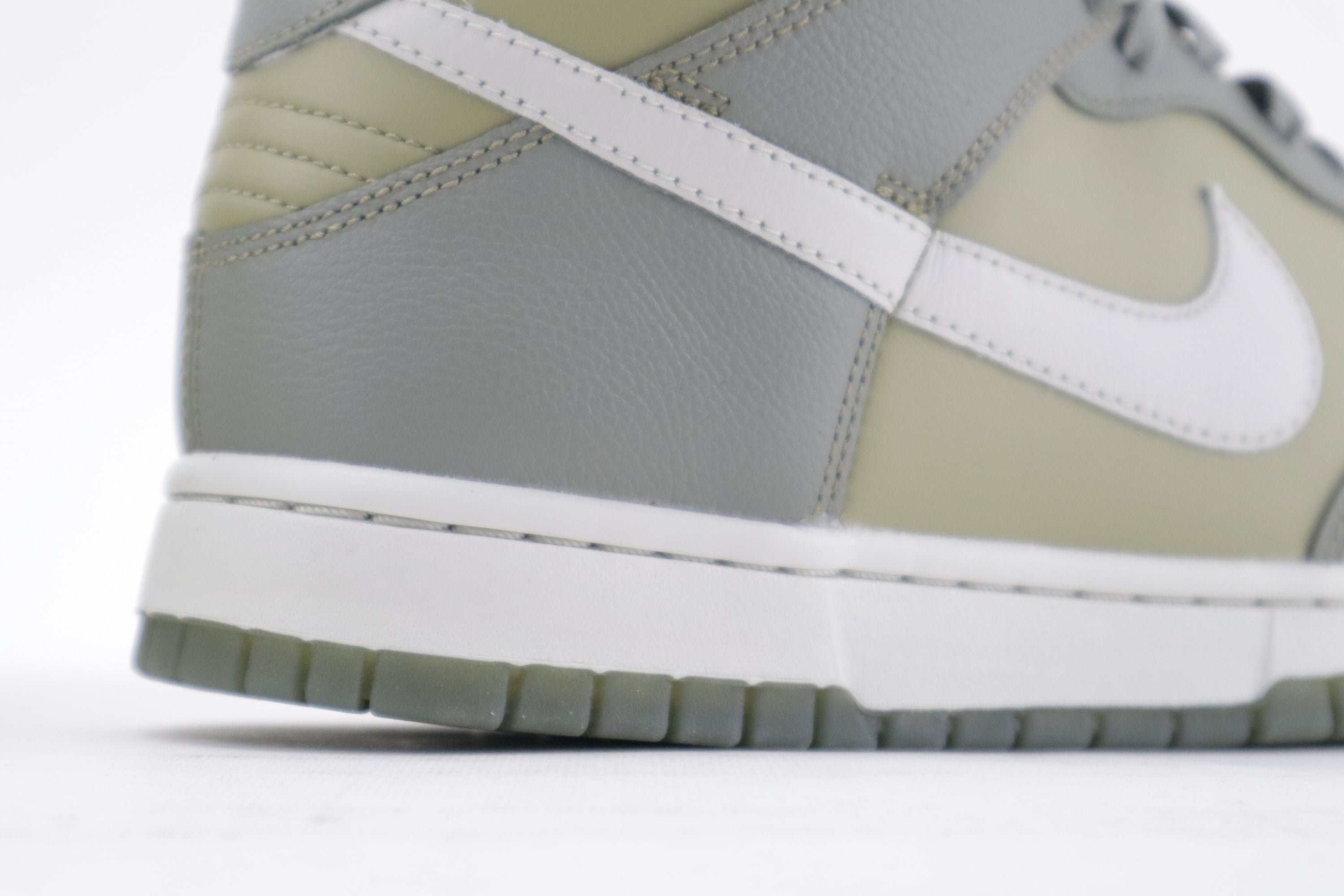 DUNK LOW MID "STUCCO OLIVE"