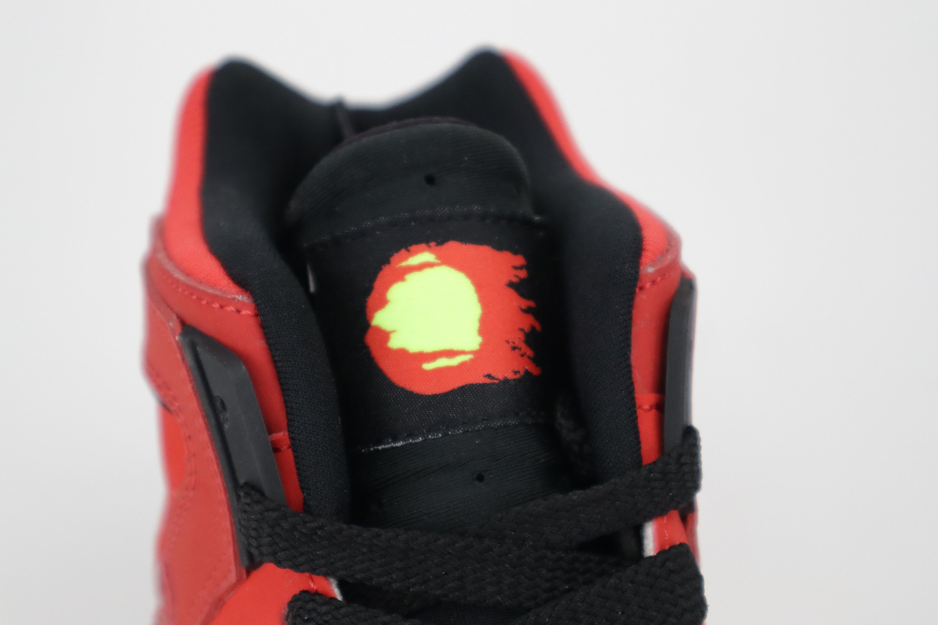 AIR TECH CHALLENGE HYBRID "CHILLING RED"