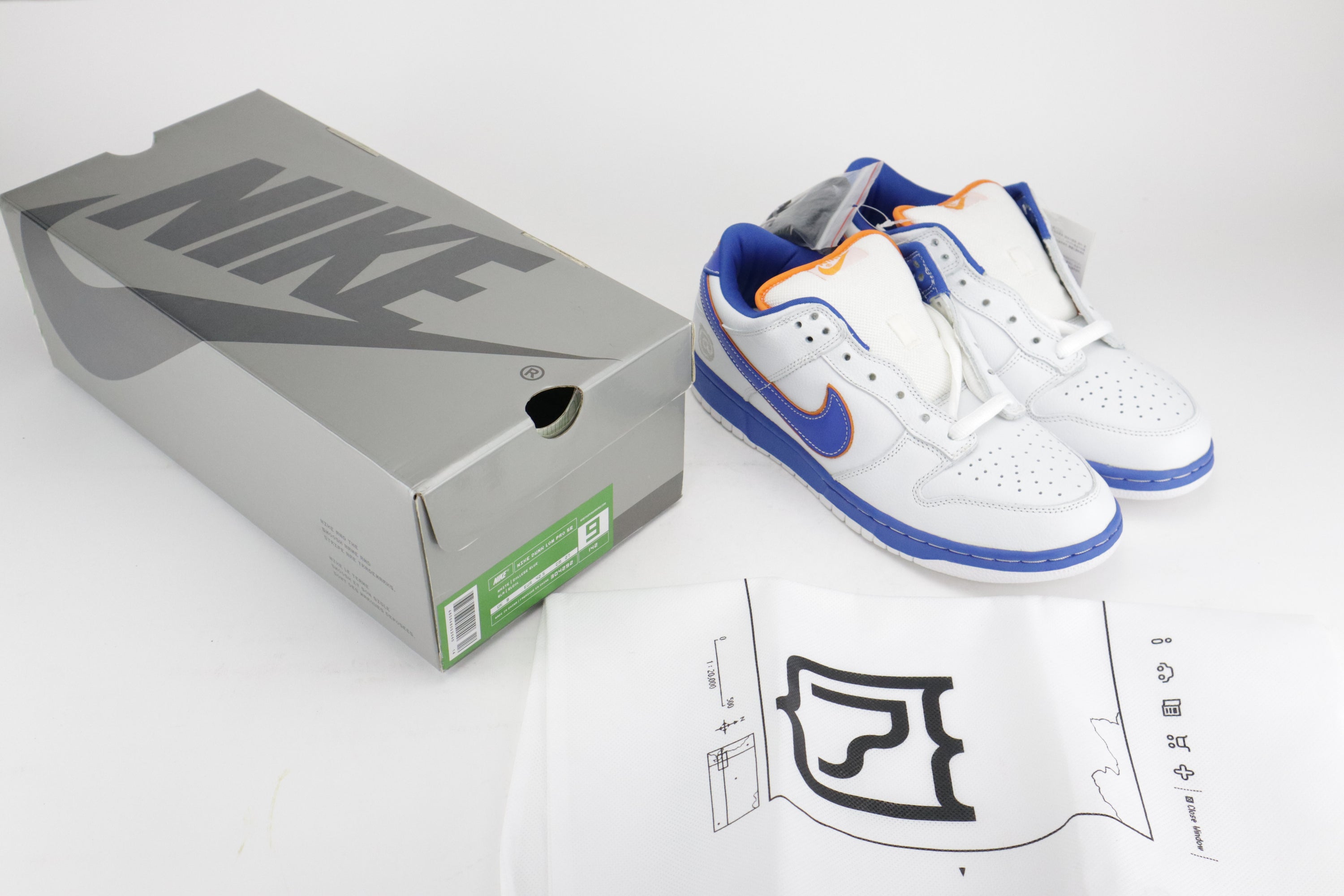 DUNK LOW PRO SB "MEDICOM 1"