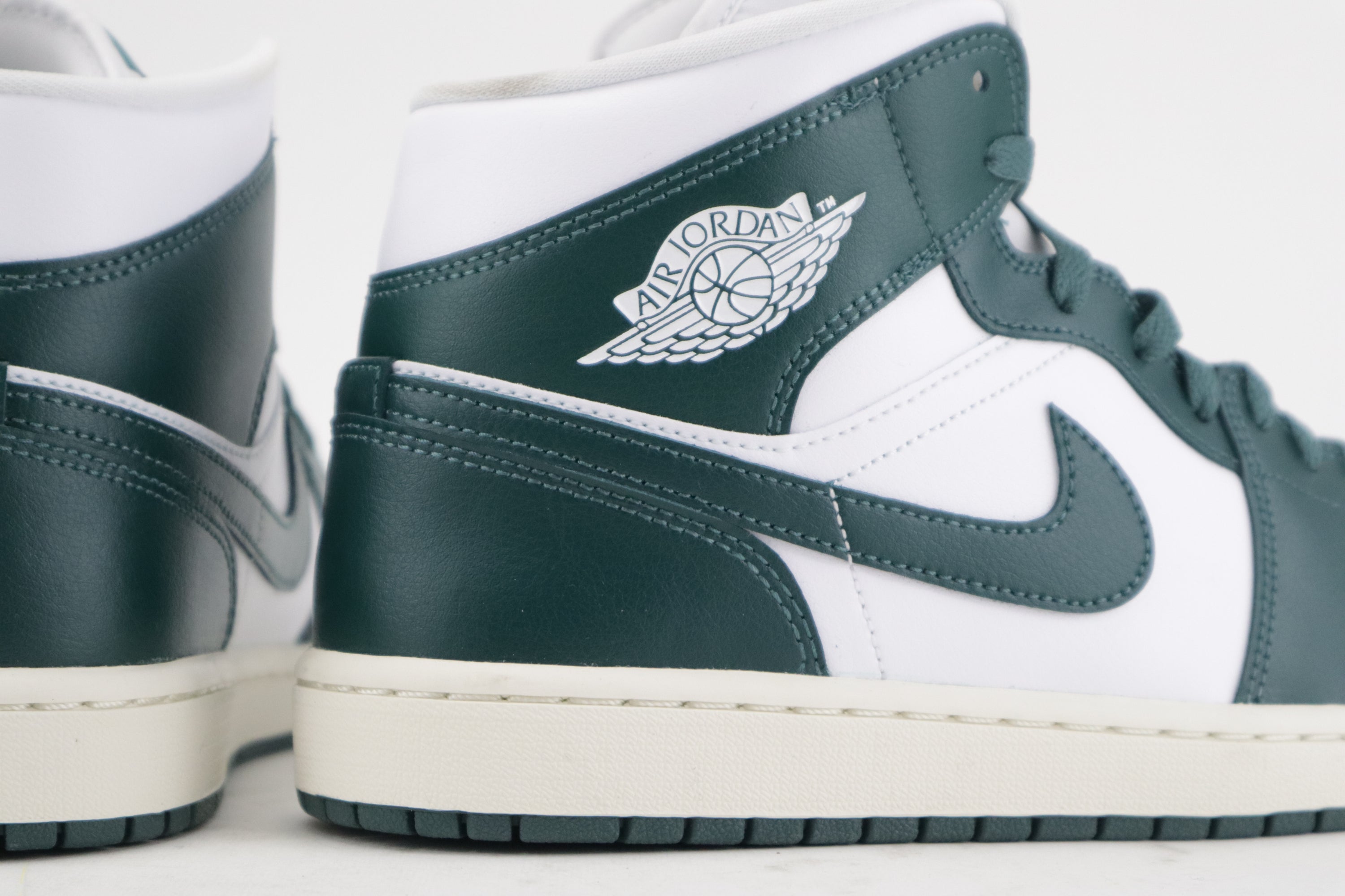 1 MID "WHITE / "OXIDIZED GREEN-SAIL"