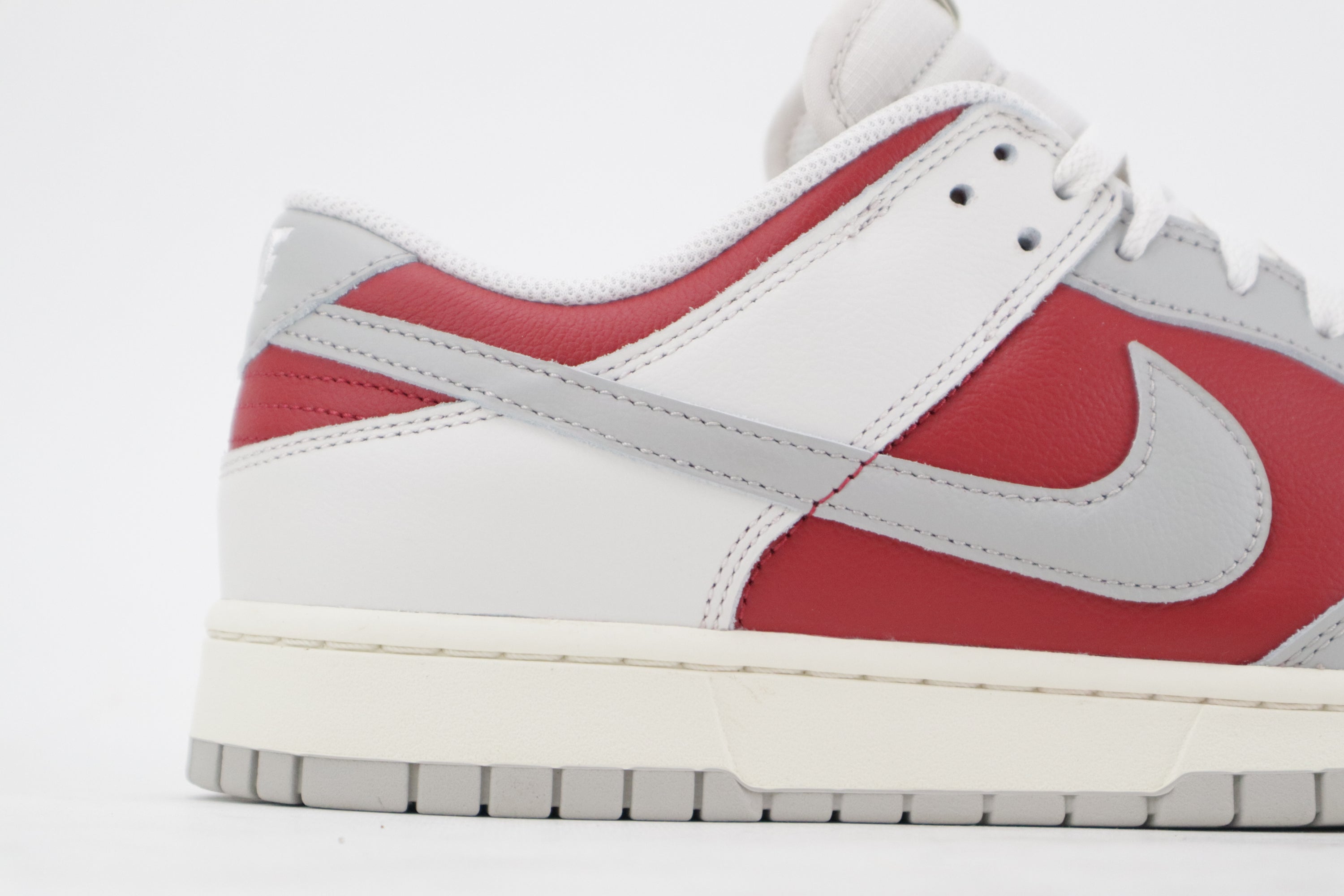 DUNK LOW "GYM RED IRON"