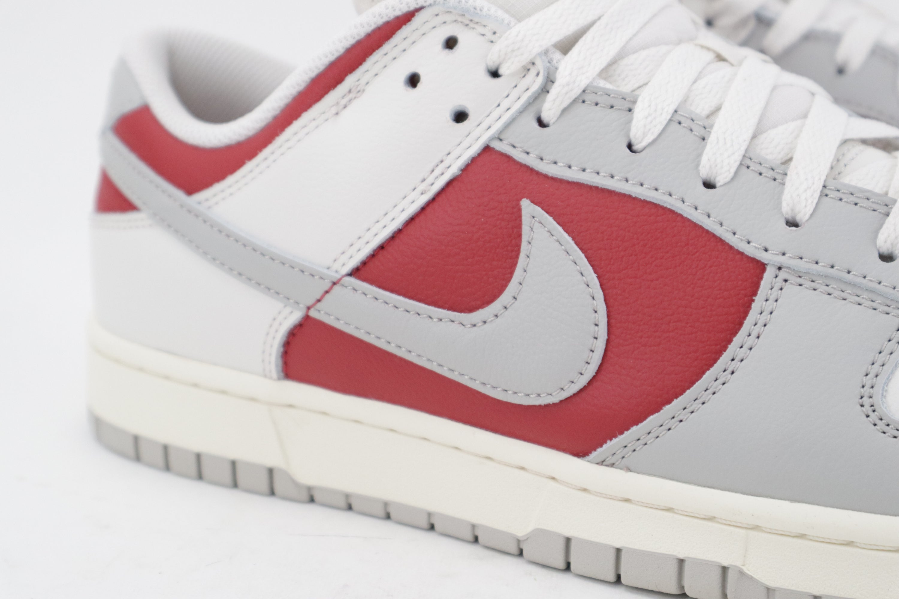 DUNK LOW "GYM RED IRON"