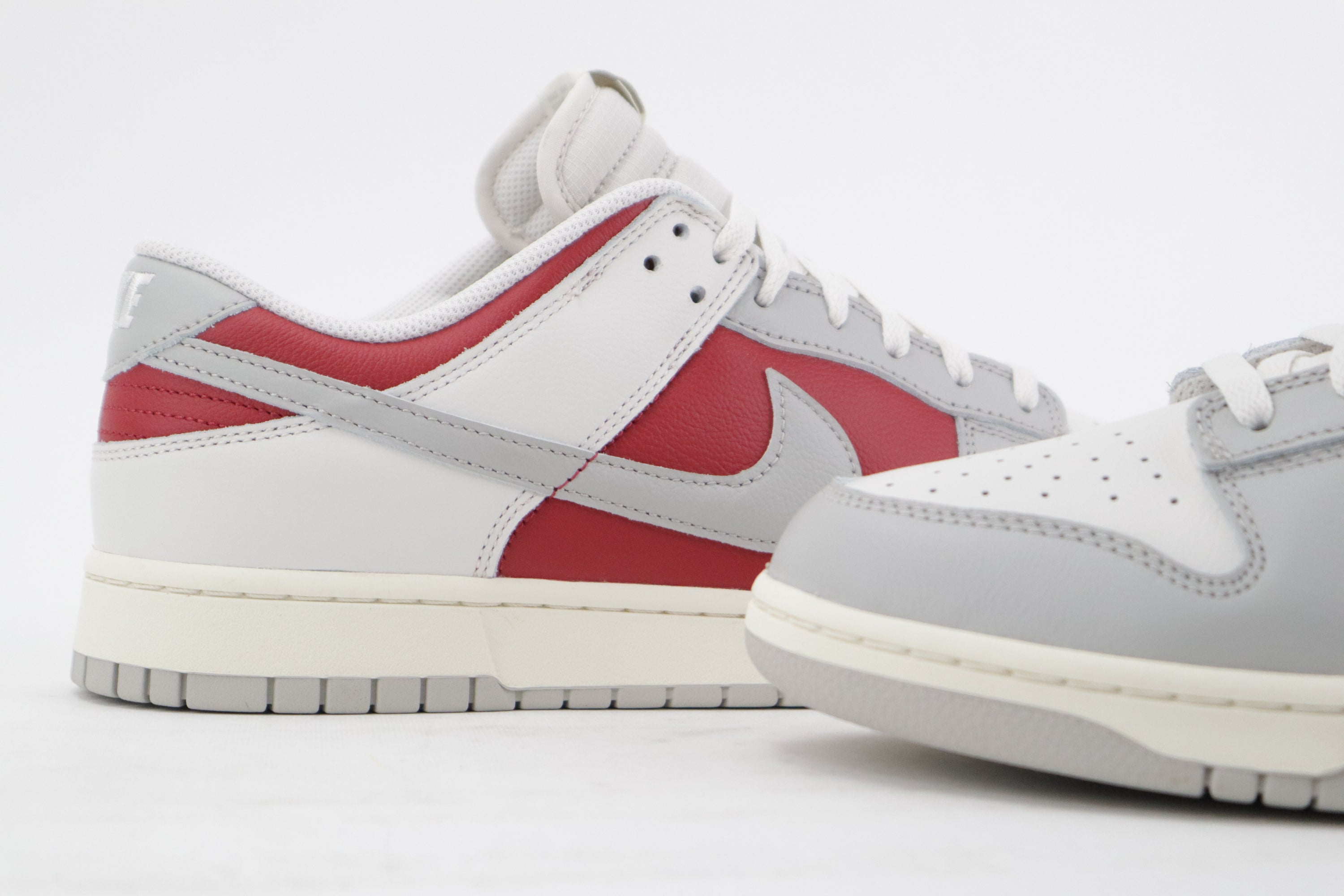 DUNK LOW "GYM RED IRON"