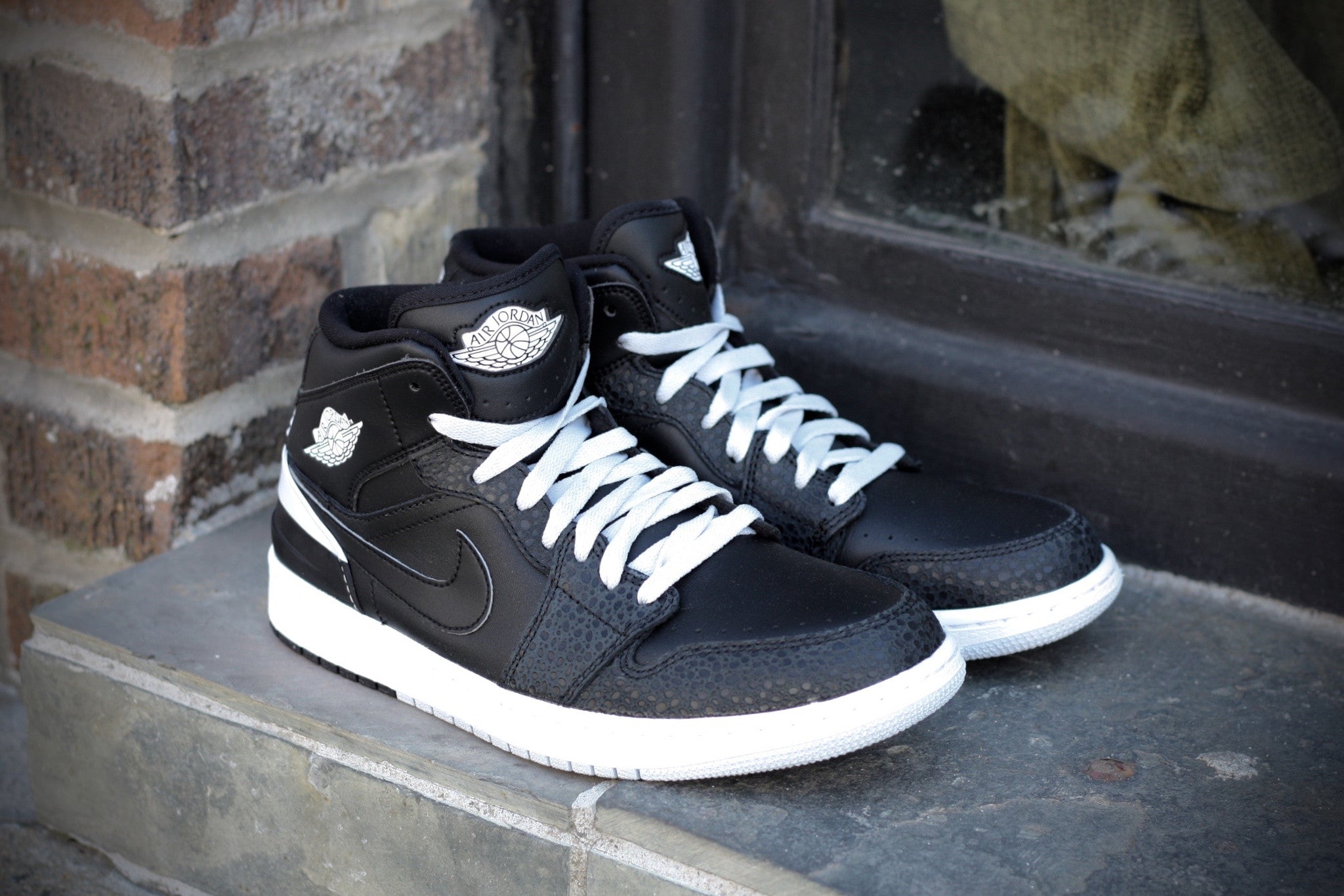 AIR JORDAN 1 MID 88 BLACK/WHITE 644490-010 - thesneakerspy