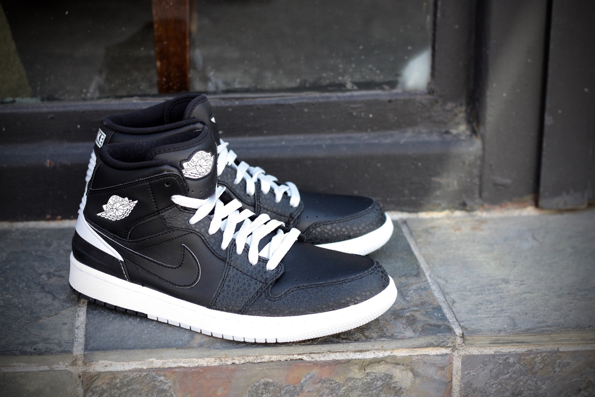 AIR JORDAN 1 MID 88 BLACK/WHITE 644490-010 - thesneakerspy