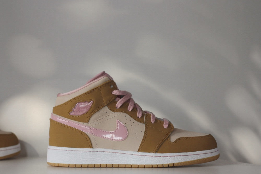 AIR JORDAN RETRO 1 "LOLA BUNNY" GS 724072 730 - thesneakerspy