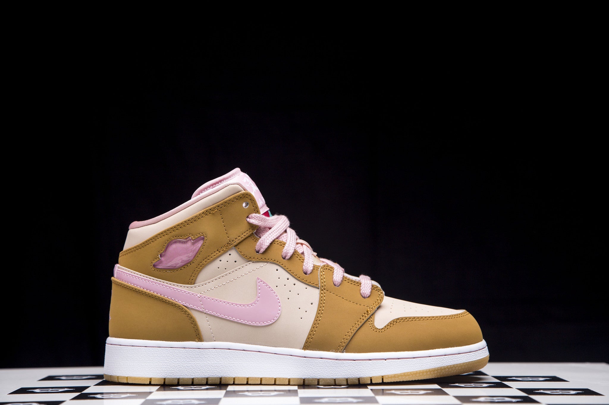 AIR JORDAN RETRO 1 "LOLA BUNNY" GS 724072 730 - thesneakerspy