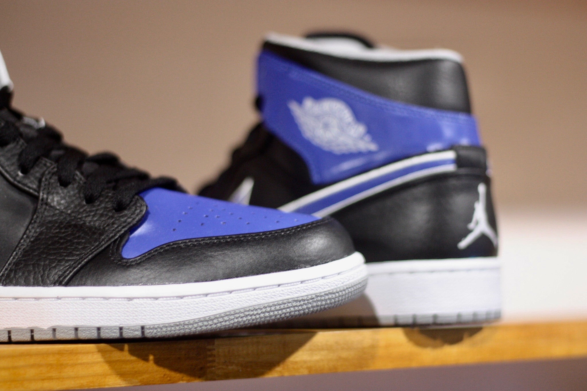 AIR JORDAN RETRO 1 MID "ROYAL/BLACK" 554724-007 - thesneakerspy