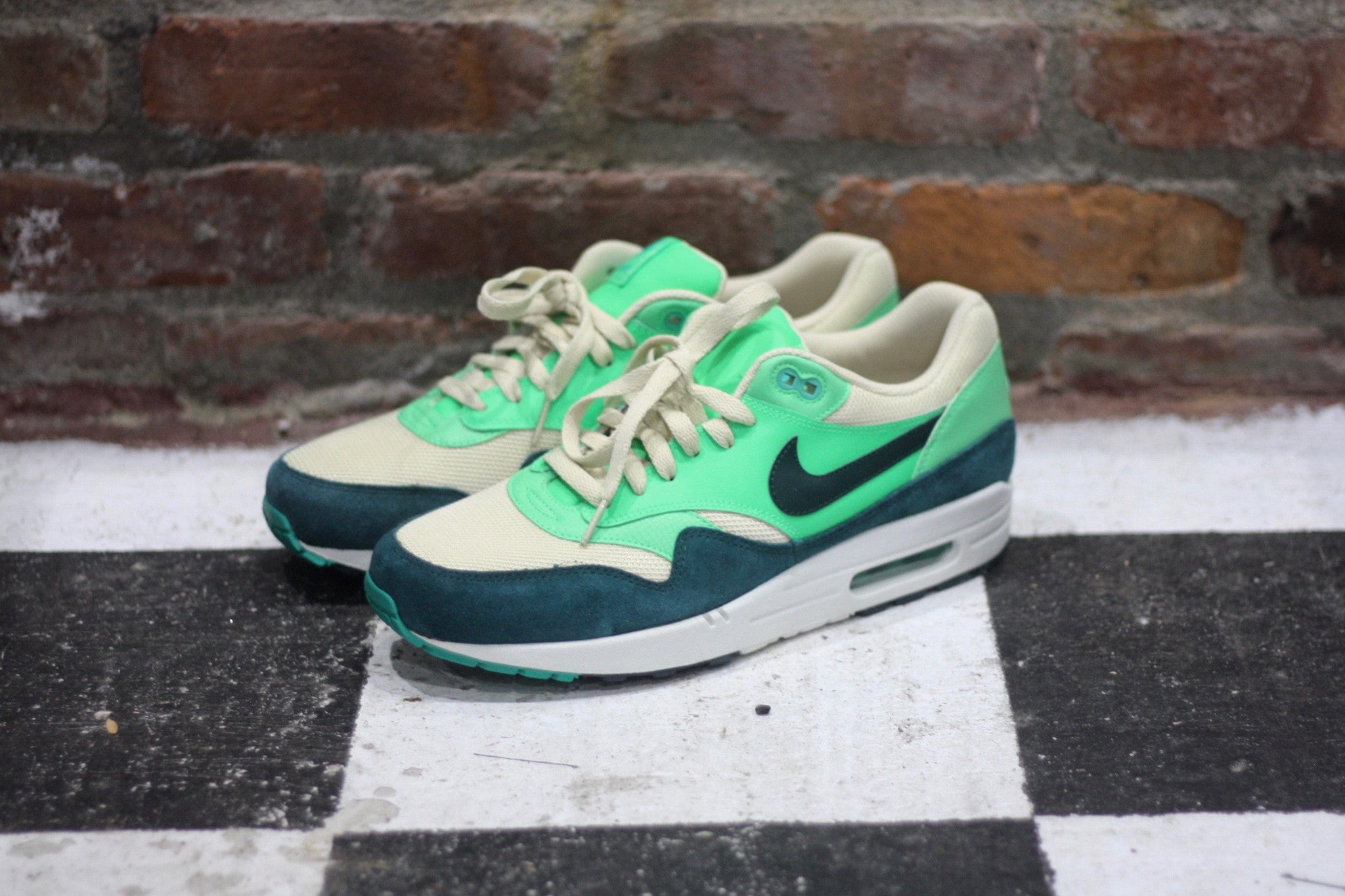 NIKE AIR MAX 90 ESSENTIAL "DARK ATOMIC GREEN" 537383-230