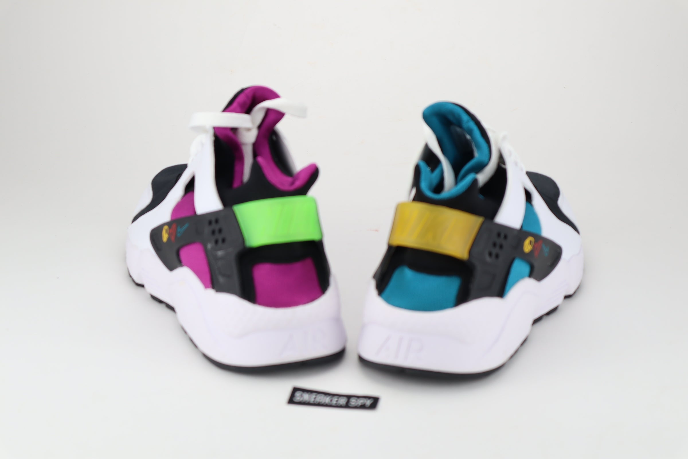 NIKE AIR HUARACHE "PEACE AND LOVE" DM8152 100