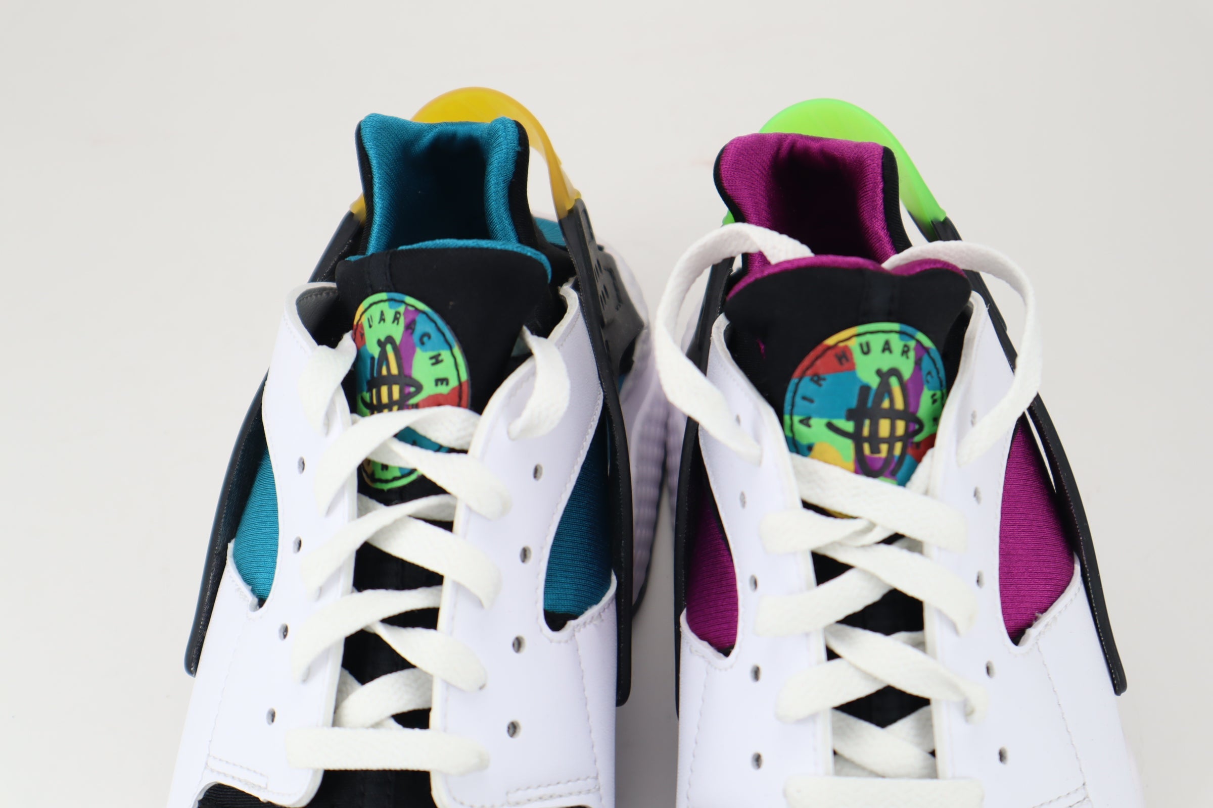 NIKE AIR HUARACHE "PEACE AND LOVE" DM8152 100