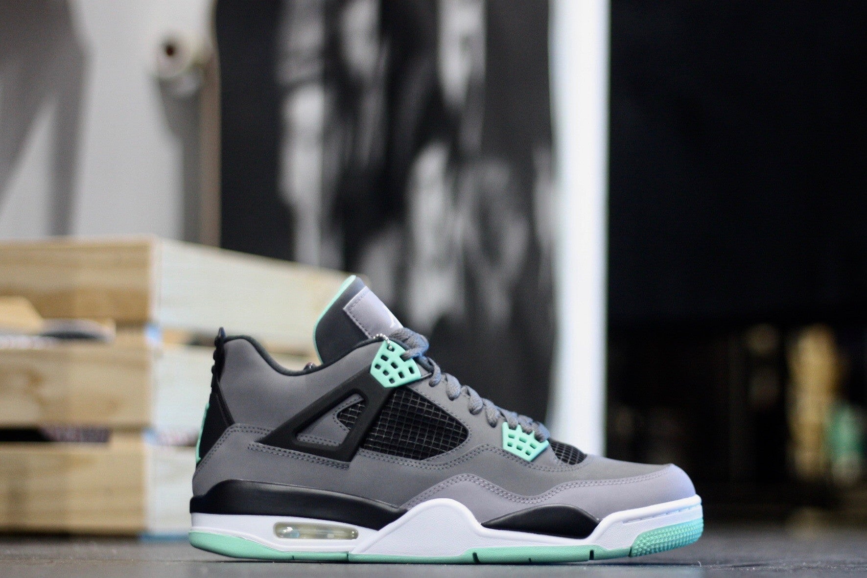 AIR JORDAN RETRO 4 "GREEN GLOW" 308497-033 - thesneakerspy