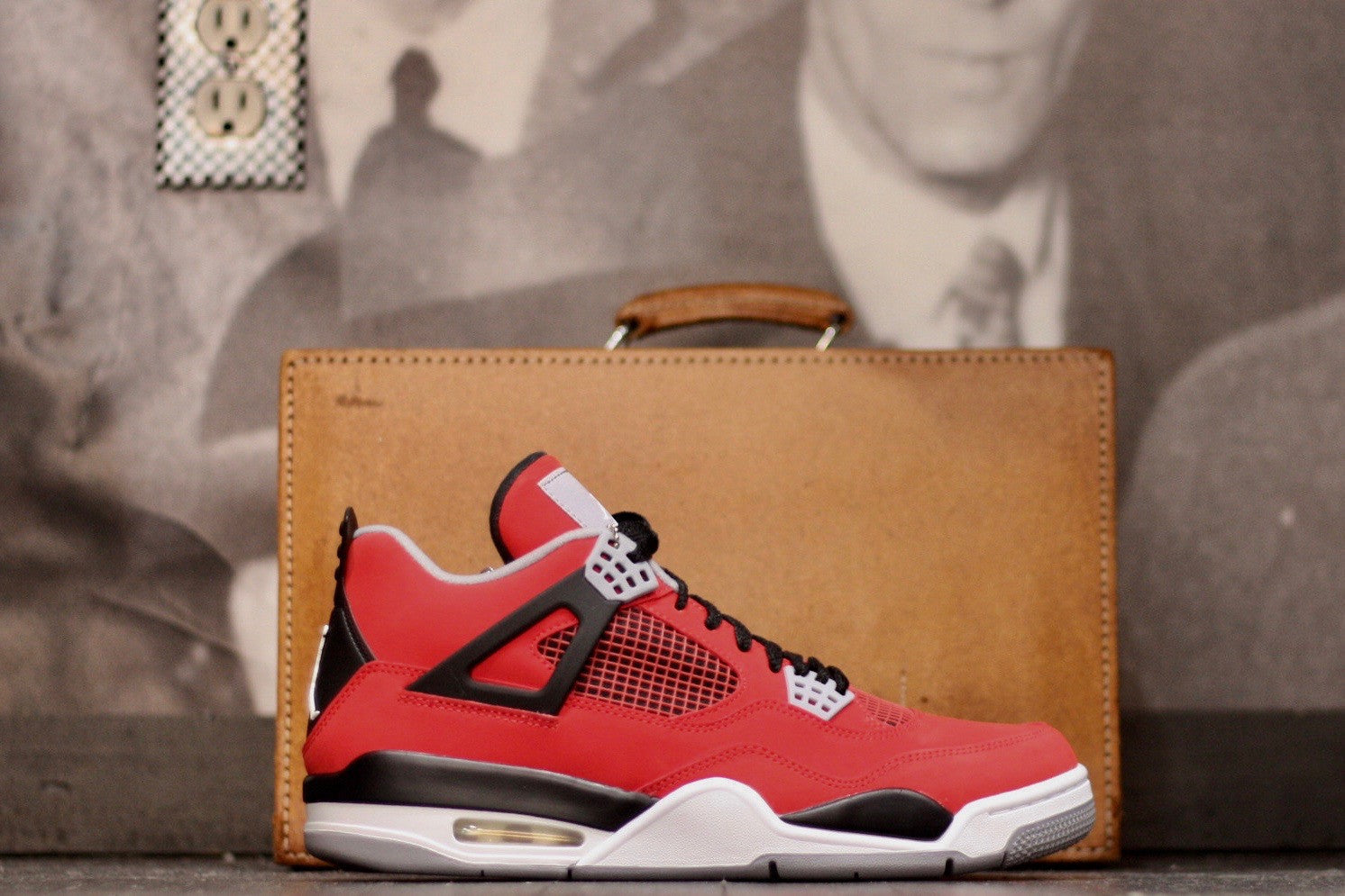 AIR JORDAN RETRO 4 "TORO BRAVO" 308497 603 - thesneakerspy