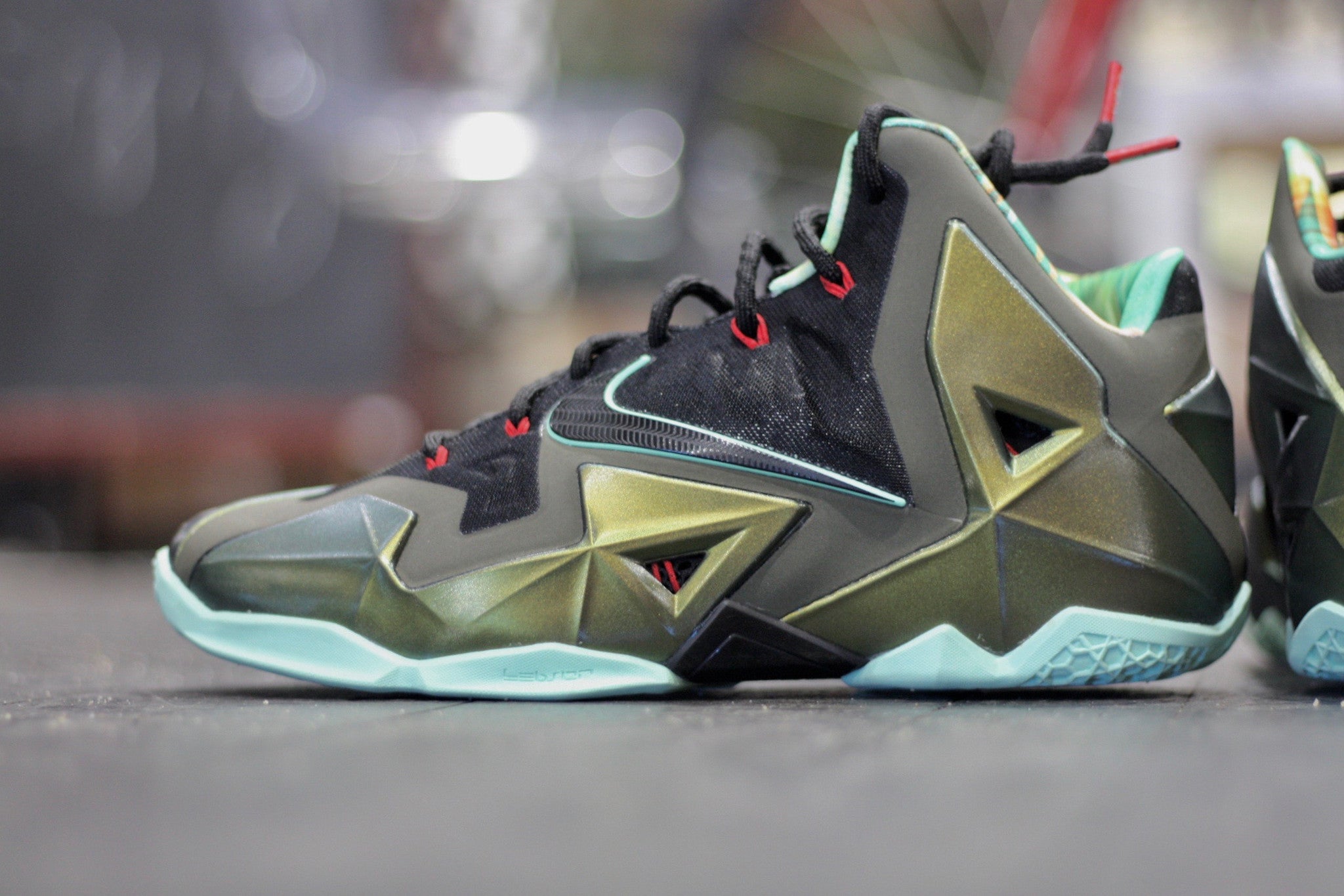 NIKE LEBRON XI "KINGS PRIDE" 616175-700